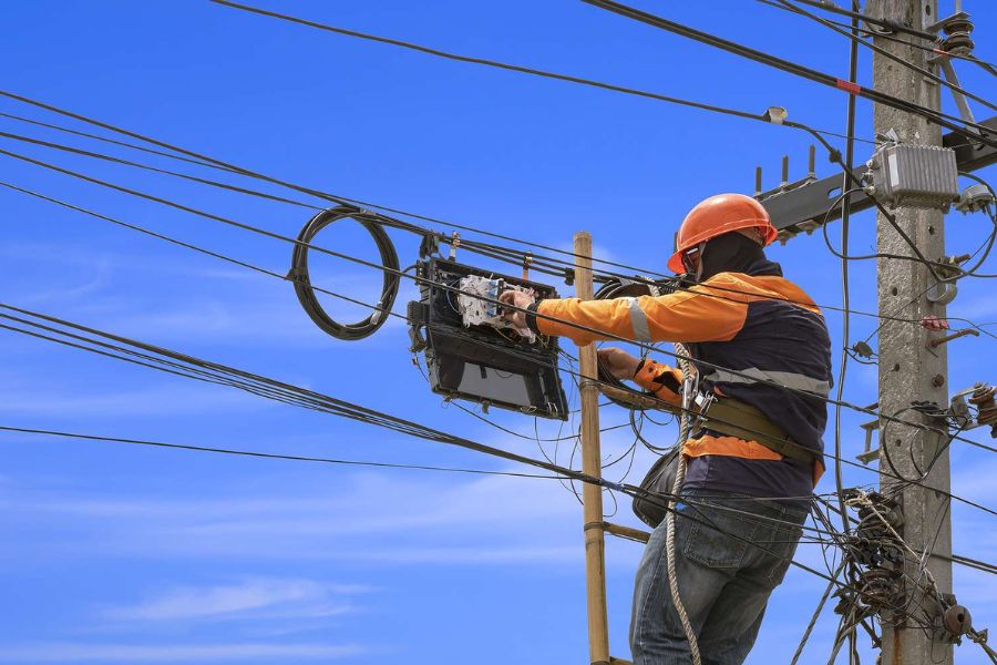 ESD Safety Shoes: Essential Protection Against Electrostatic Discharge